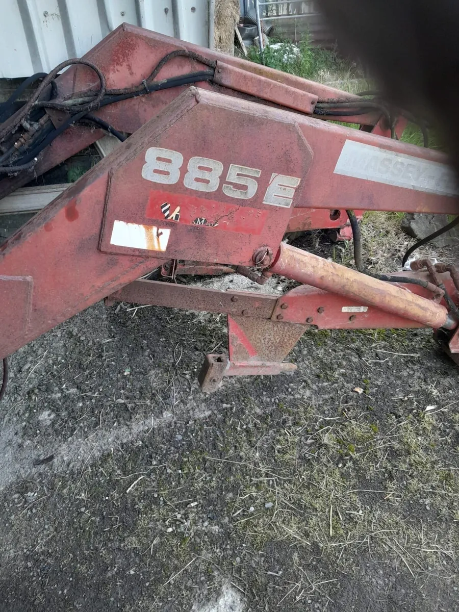 MF 885 Loader - Image 1