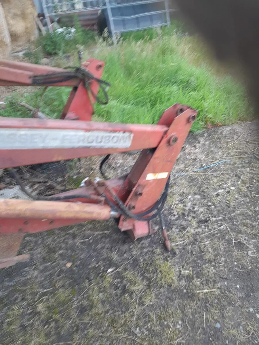 MF 885 Loader - Image 2