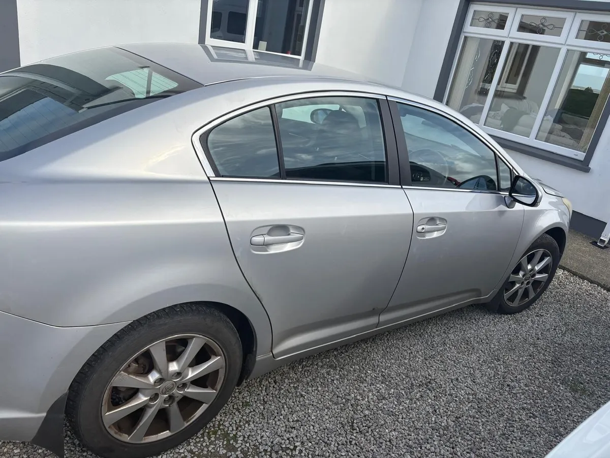 Toyota Avensis 2011 - Image 2