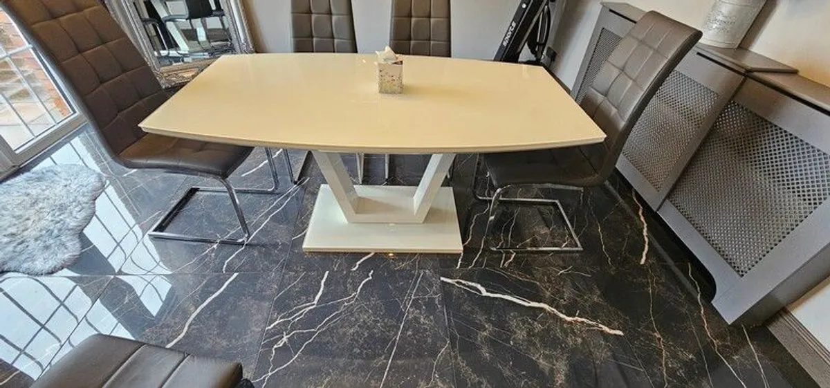 table and chairs - Image 3
