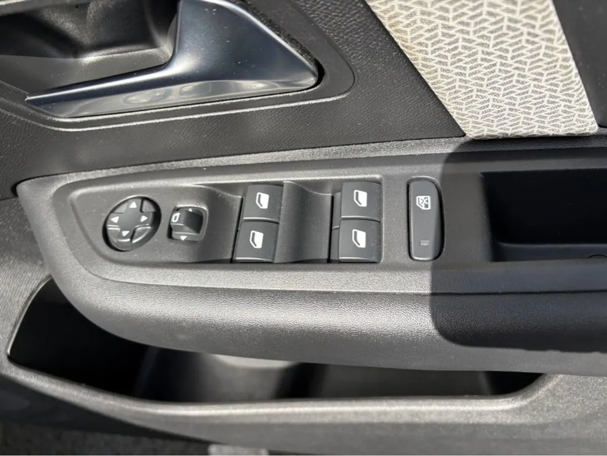 Citroen C4 Feel Bluehdi 110 My22.3 4DR - Image 2