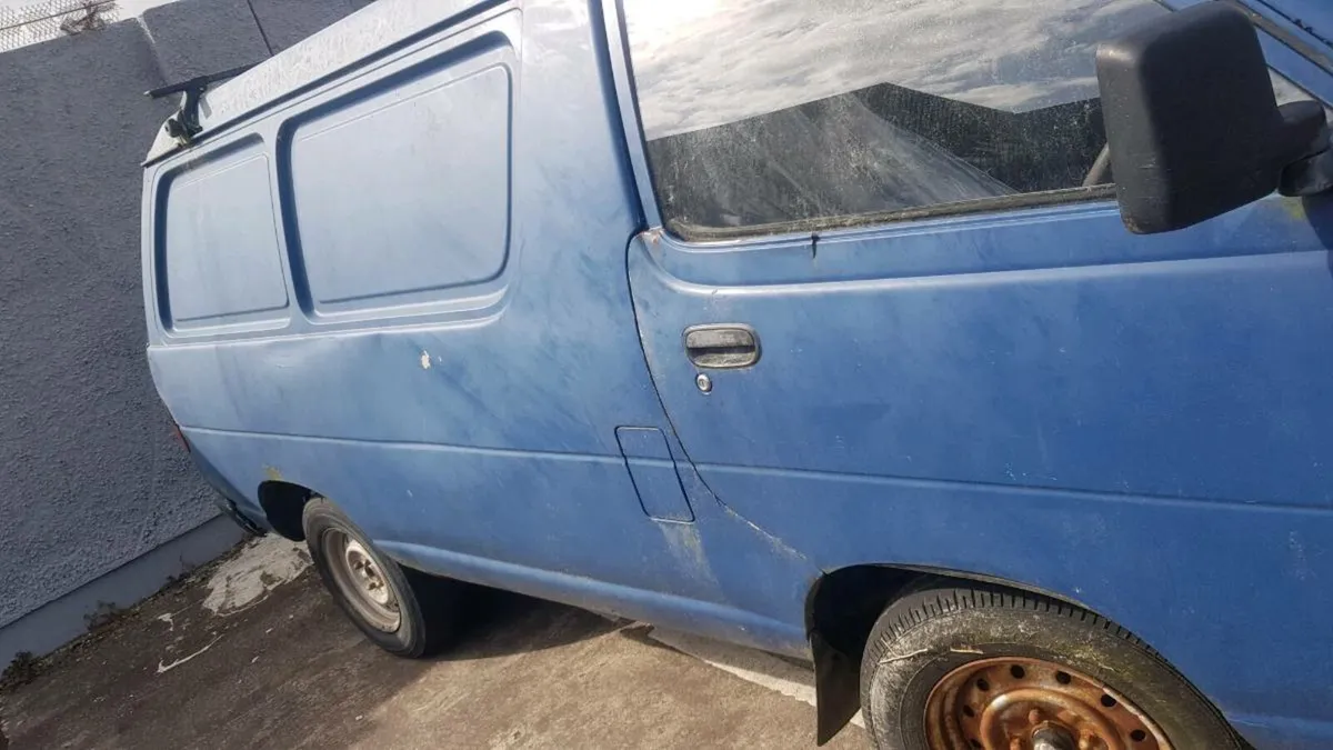 Toyota liteace starting and driving - Image 1
