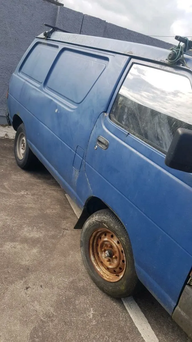 Toyota liteace starting and driving - Image 3