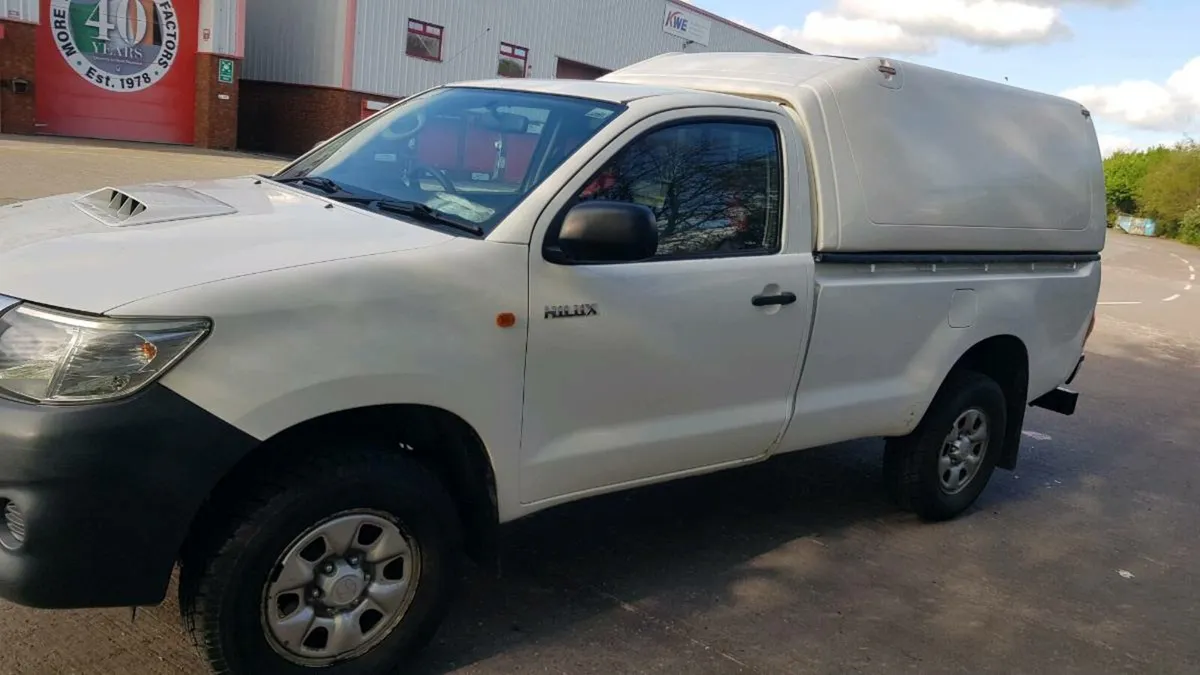 Toyota hilux very good condition - Image 1