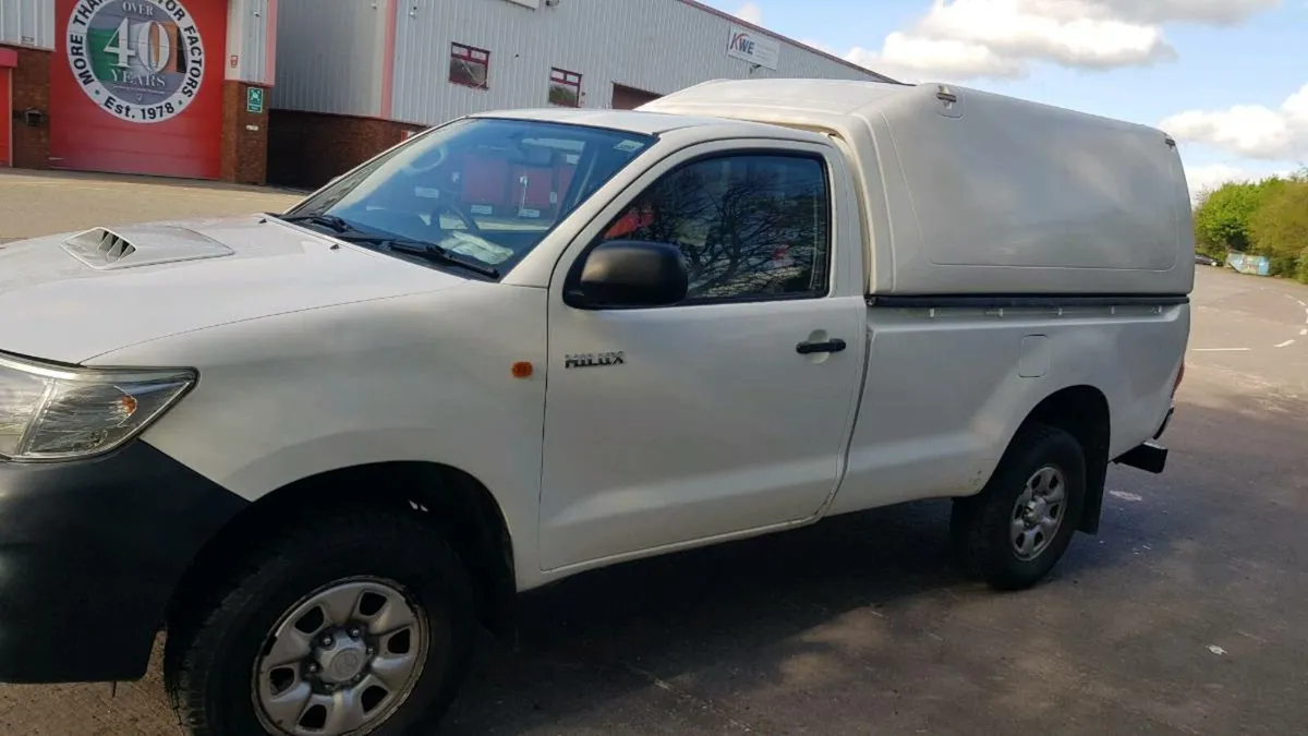Toyota hilux very good condition - Image 2