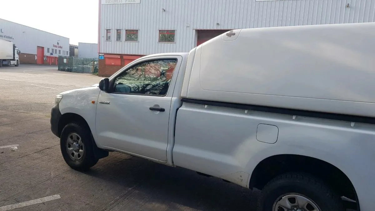 Toyota hilux very good condition - Image 4