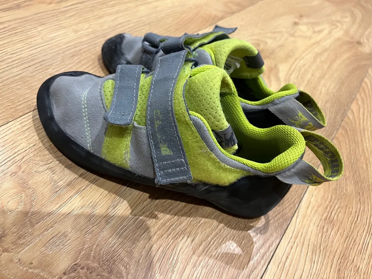 Climbing shoes size 5 - Image 1