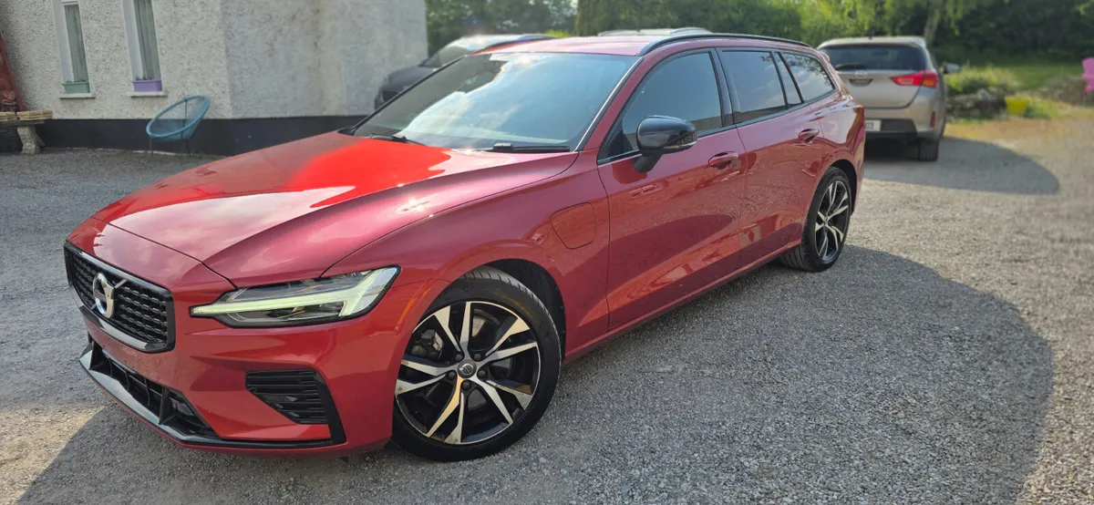 Volvo V60 2022 R DESIGN T6 4WD PHEV - Image 3