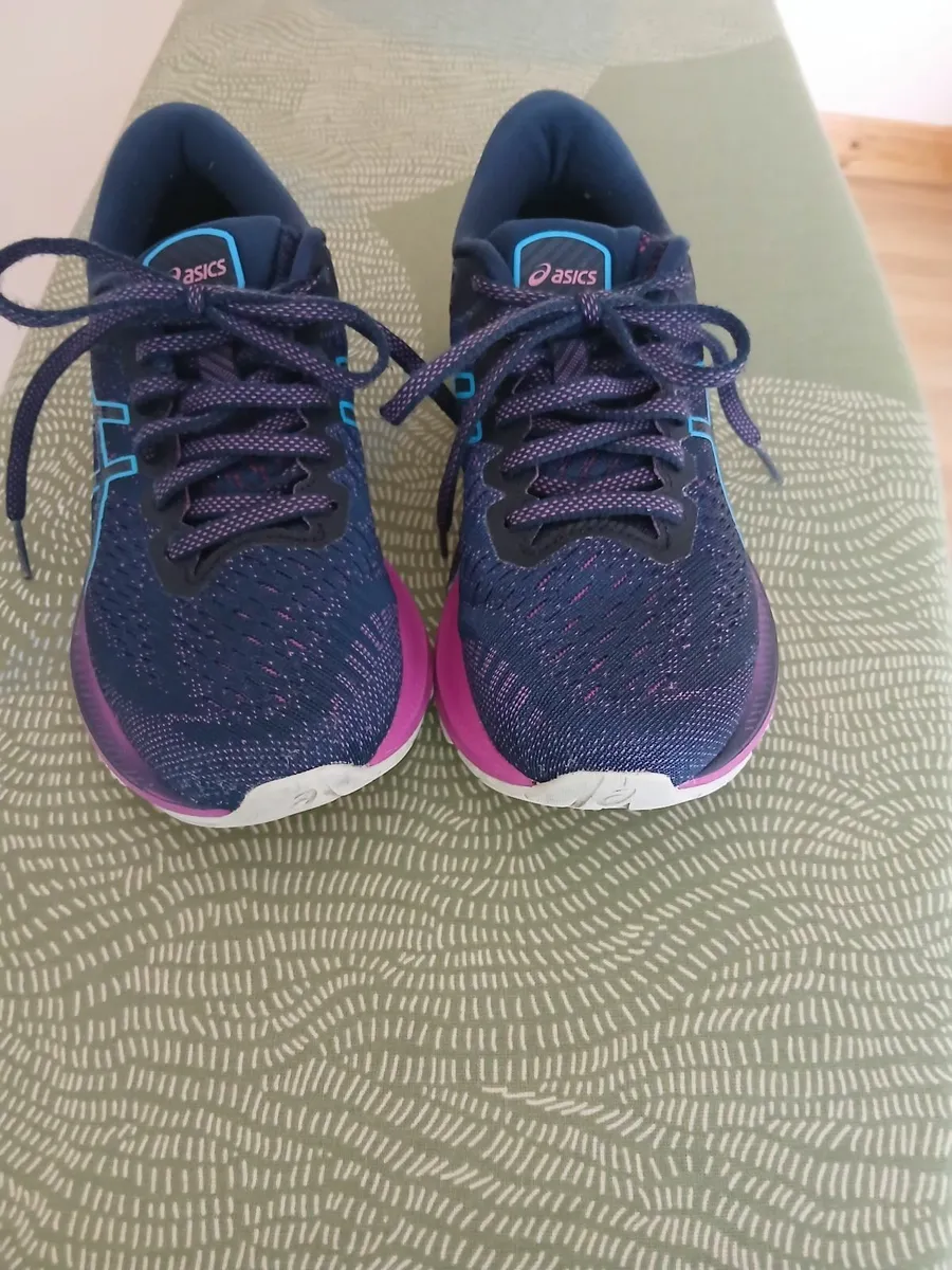 Asics runners  size 5.  60 euro or ono.  Good cond - Image 2