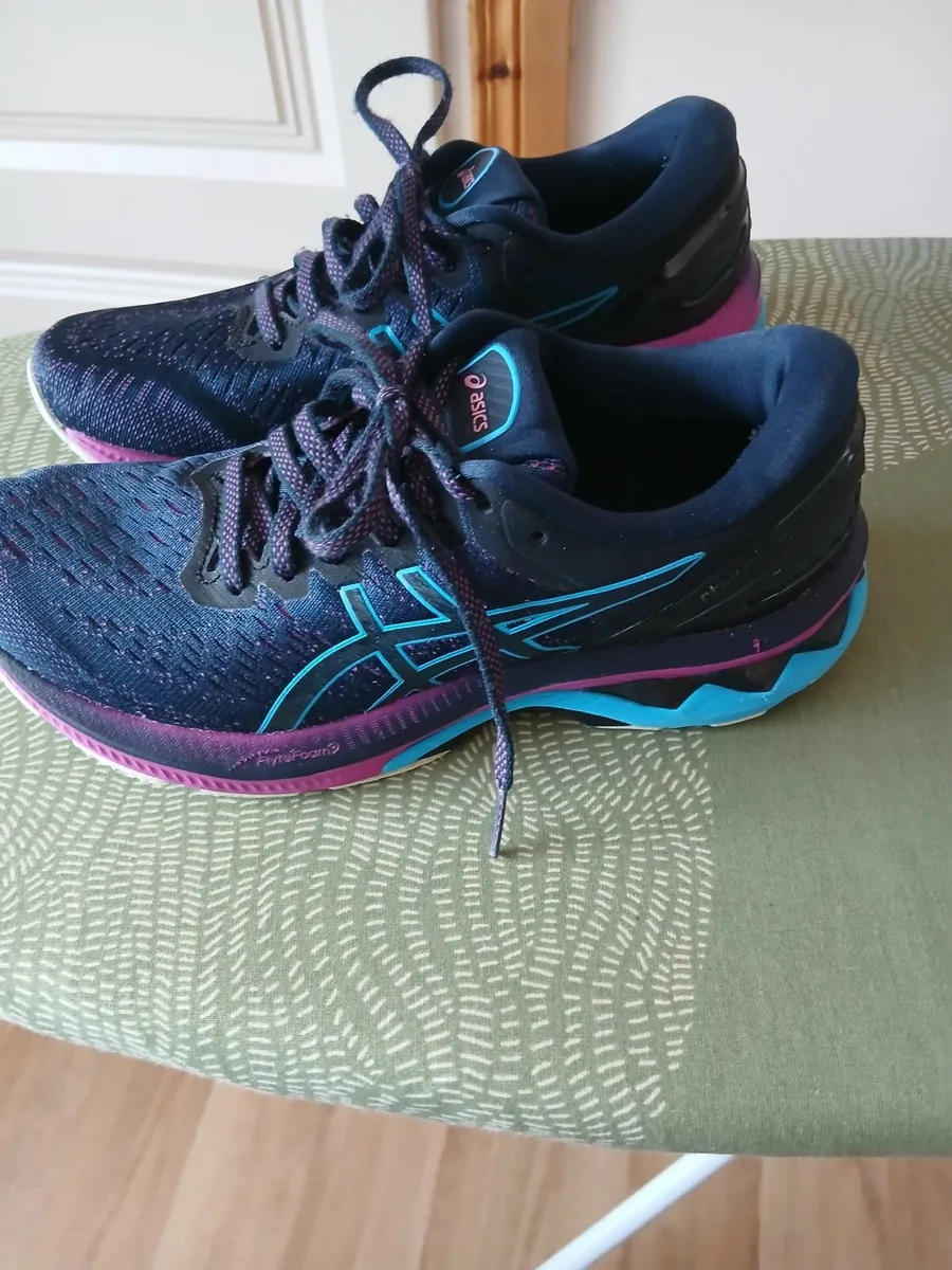 Asics runners  size 5.  60 euro or ono.  Good cond - Image 1