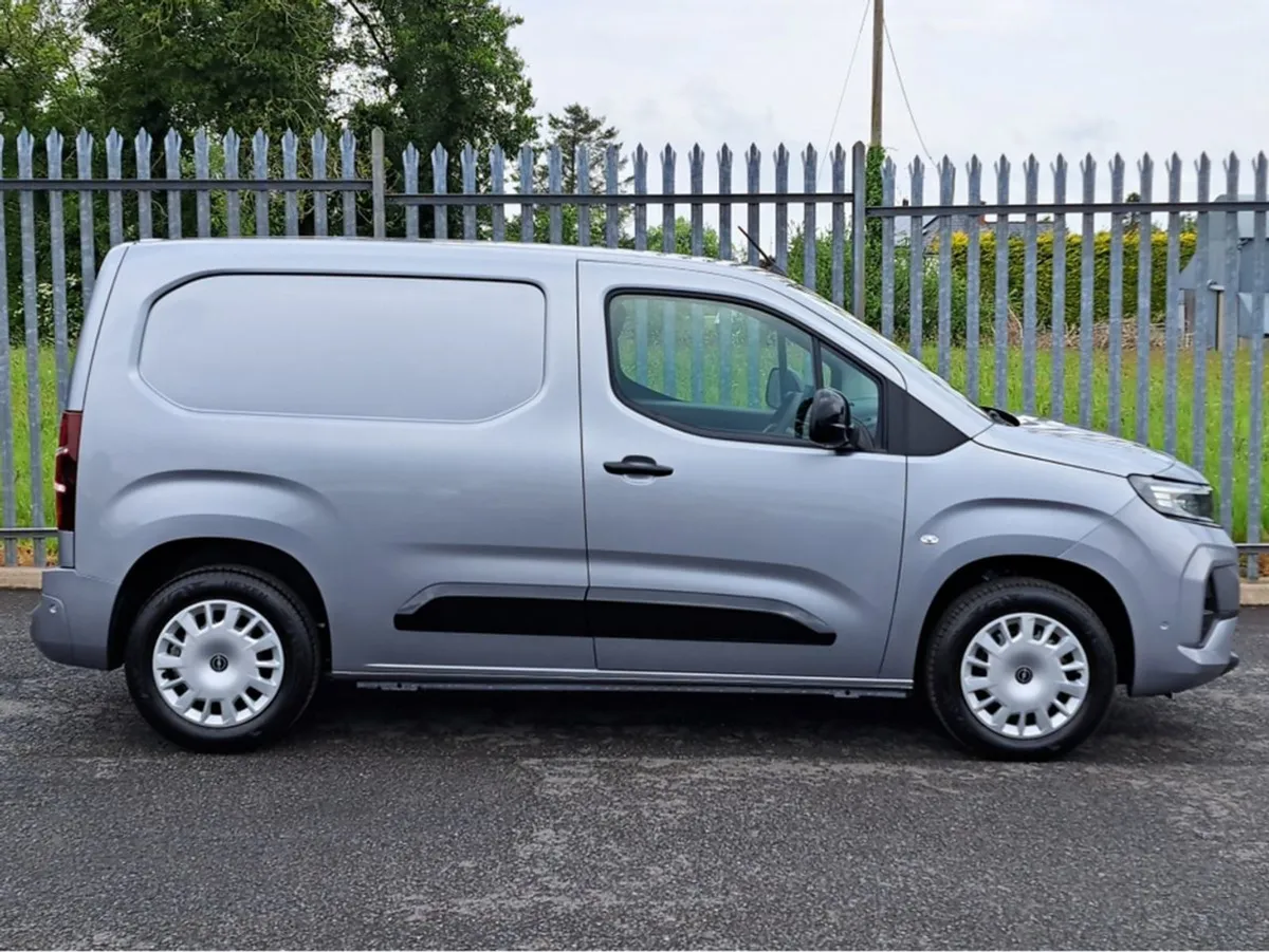 Opel Combo Sportive L1h1 1.5td 100BHP  reversing - Image 3