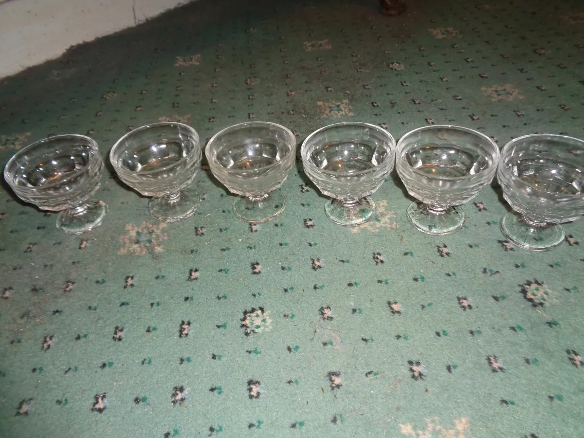 Vintage Stemmed Glass Sundae Bowls x 6 for Sale - Image 3