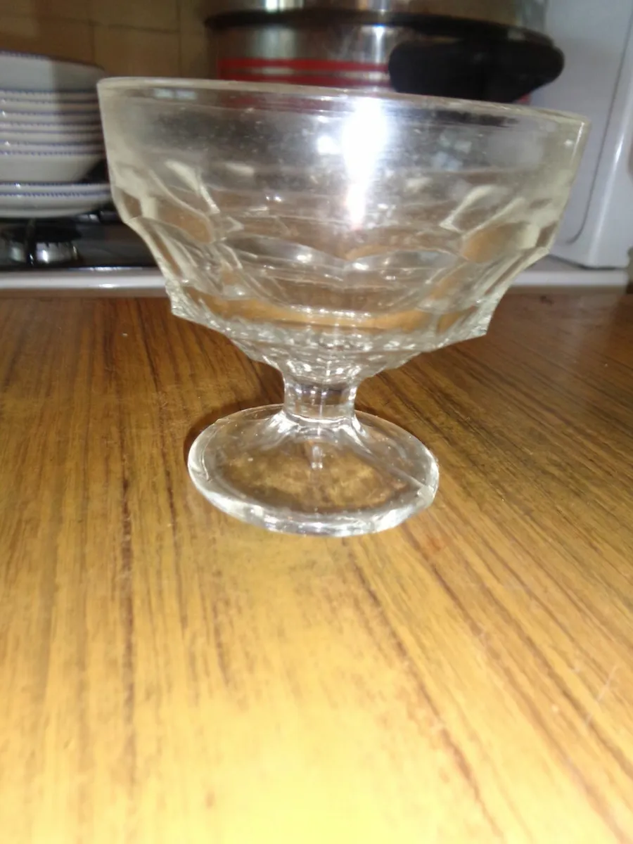 Vintage Stemmed Glass Sundae Bowls x 6 for Sale - Image 4