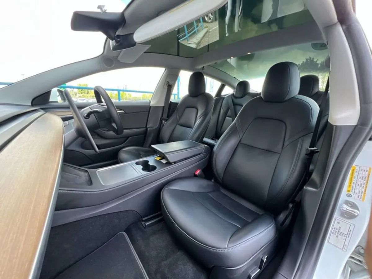 Tesla Model 3 Standard Range // Tesla Autopilot / - Image 2
