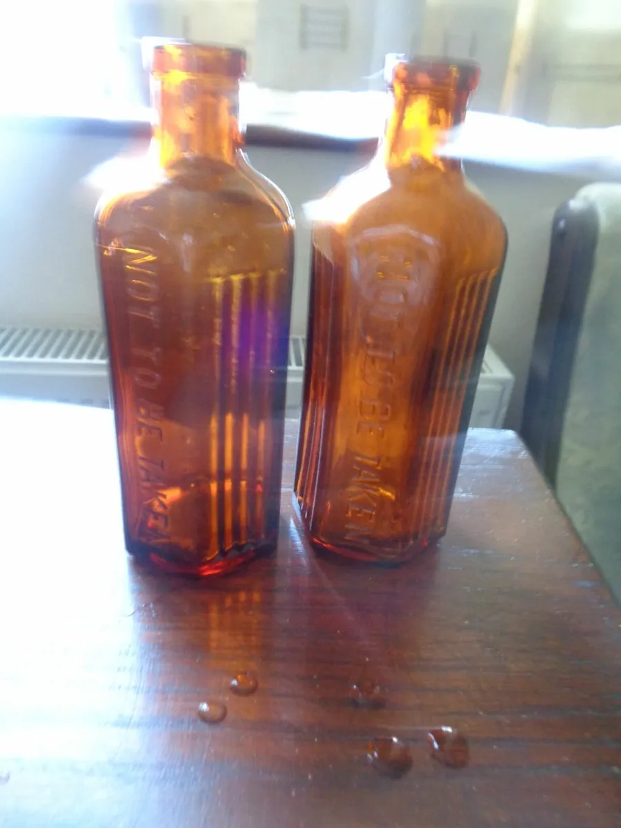 Vintage Brown Glass Apothecary Bottles x 32 - Image 4