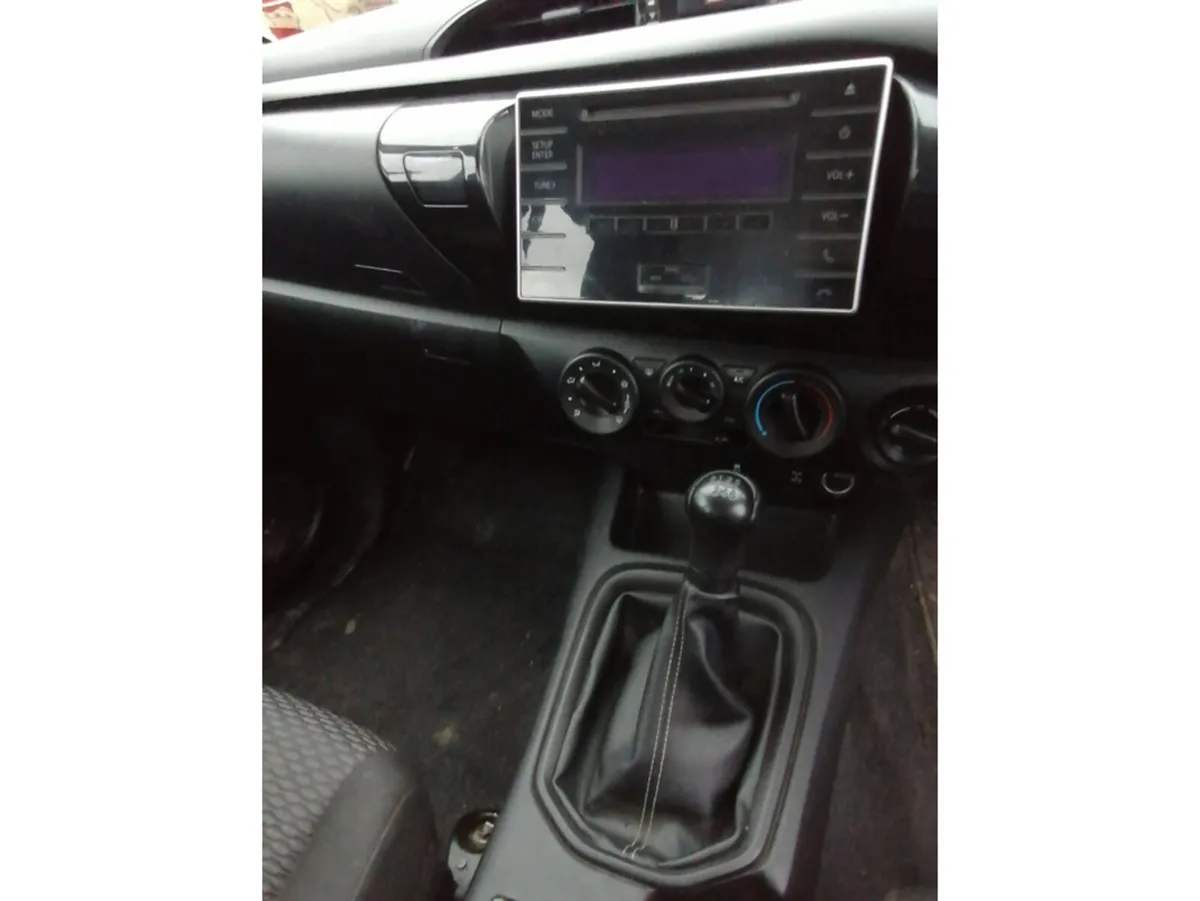 TOYOTA HILUX DOUBLE CAB DLX 4DR - Image 4