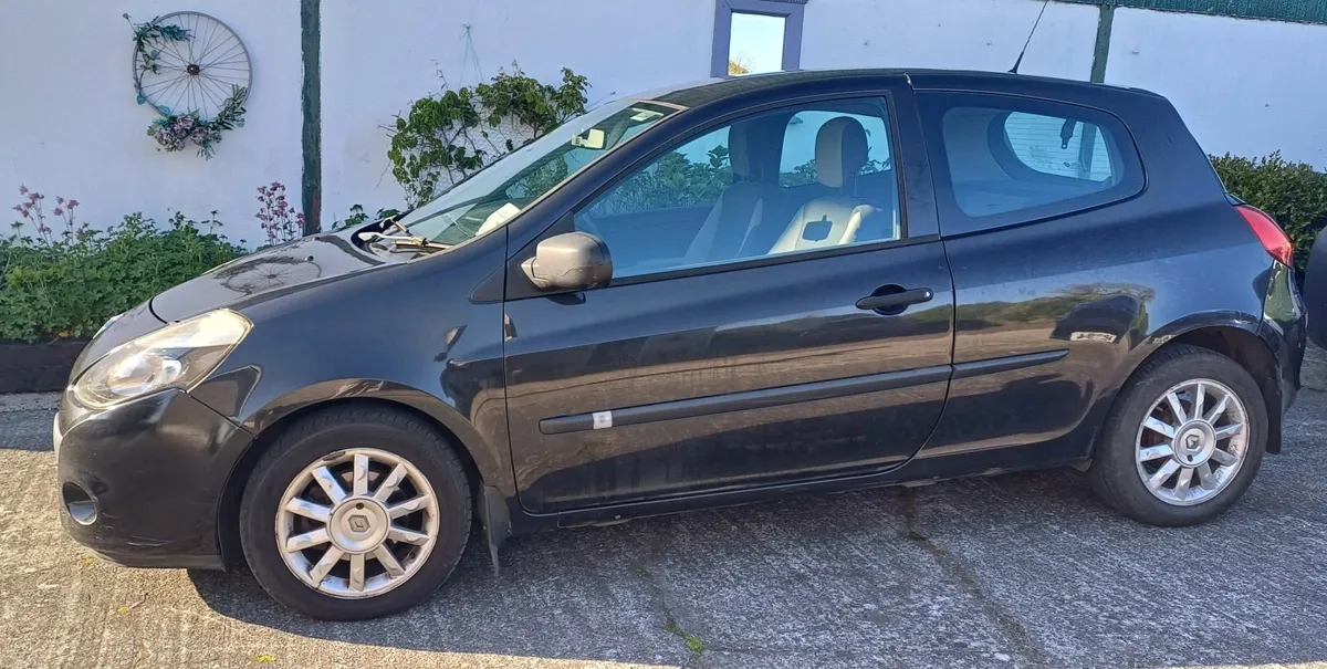 Renault Clio 2010 - Image 1