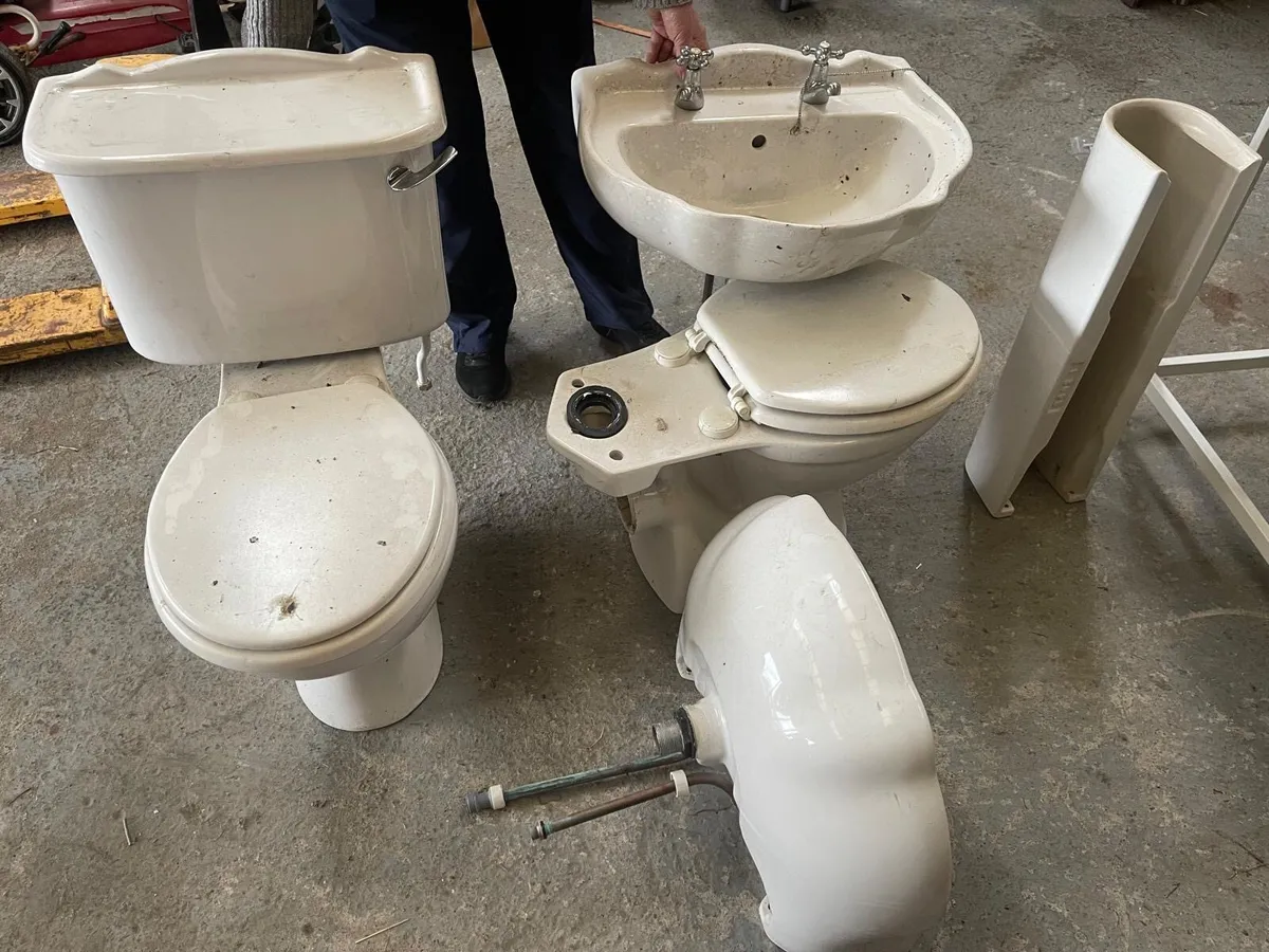 Toilets & Sinks x2 - Image 1