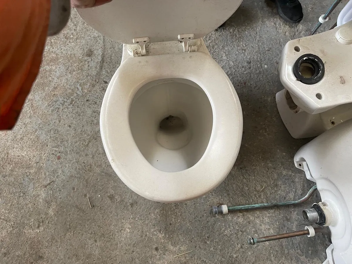 Toilets & Sinks x2 - Image 2