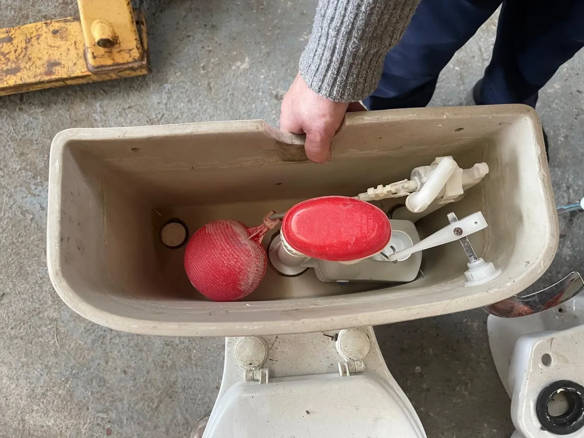 Toilets & Sinks x2 - Image 3