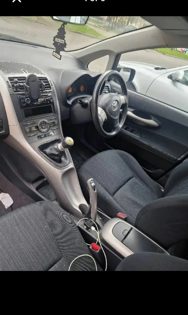 Toyota Auris 2009 - Image 2