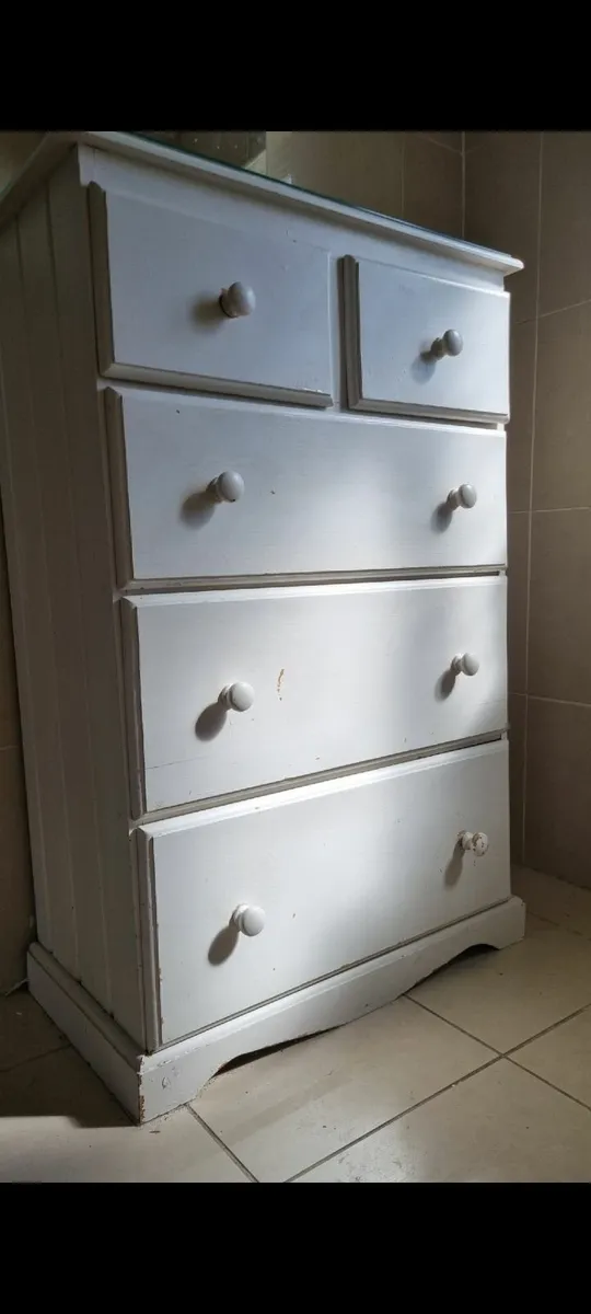 Solid chest of drawers - Image 1