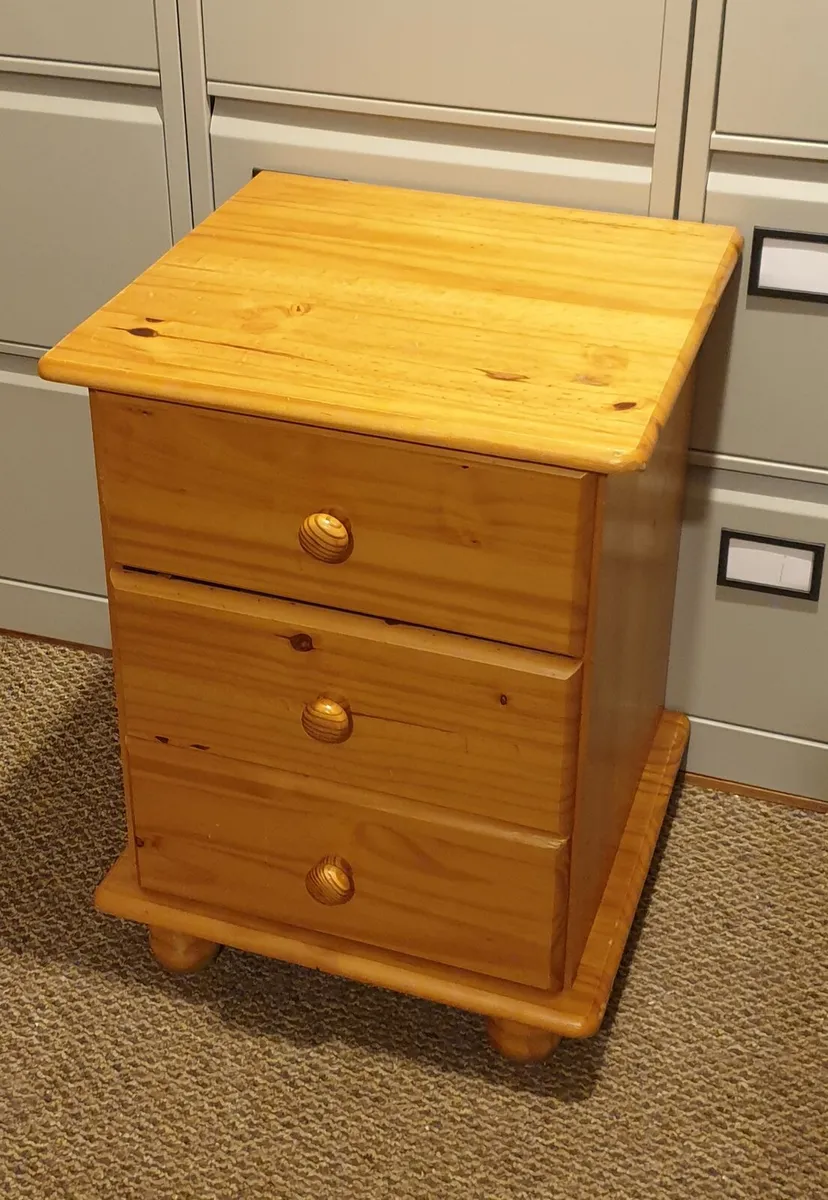 Bedside unit €25 - Image 1
