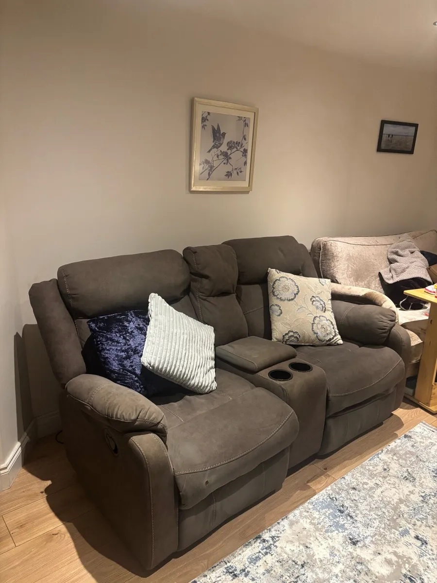2 seater recliner couch with middle console - Image 1