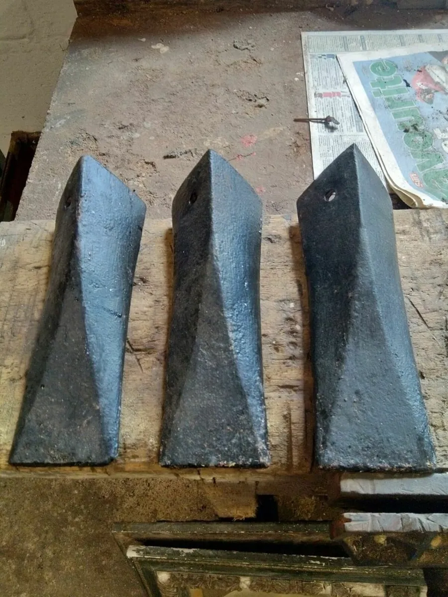 3. Vintage plough ridge points - Image 1