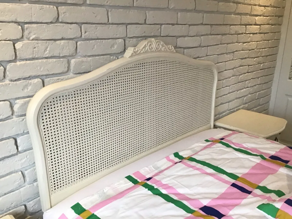 Vintage headboard with matching bedside lockers. - Image 1