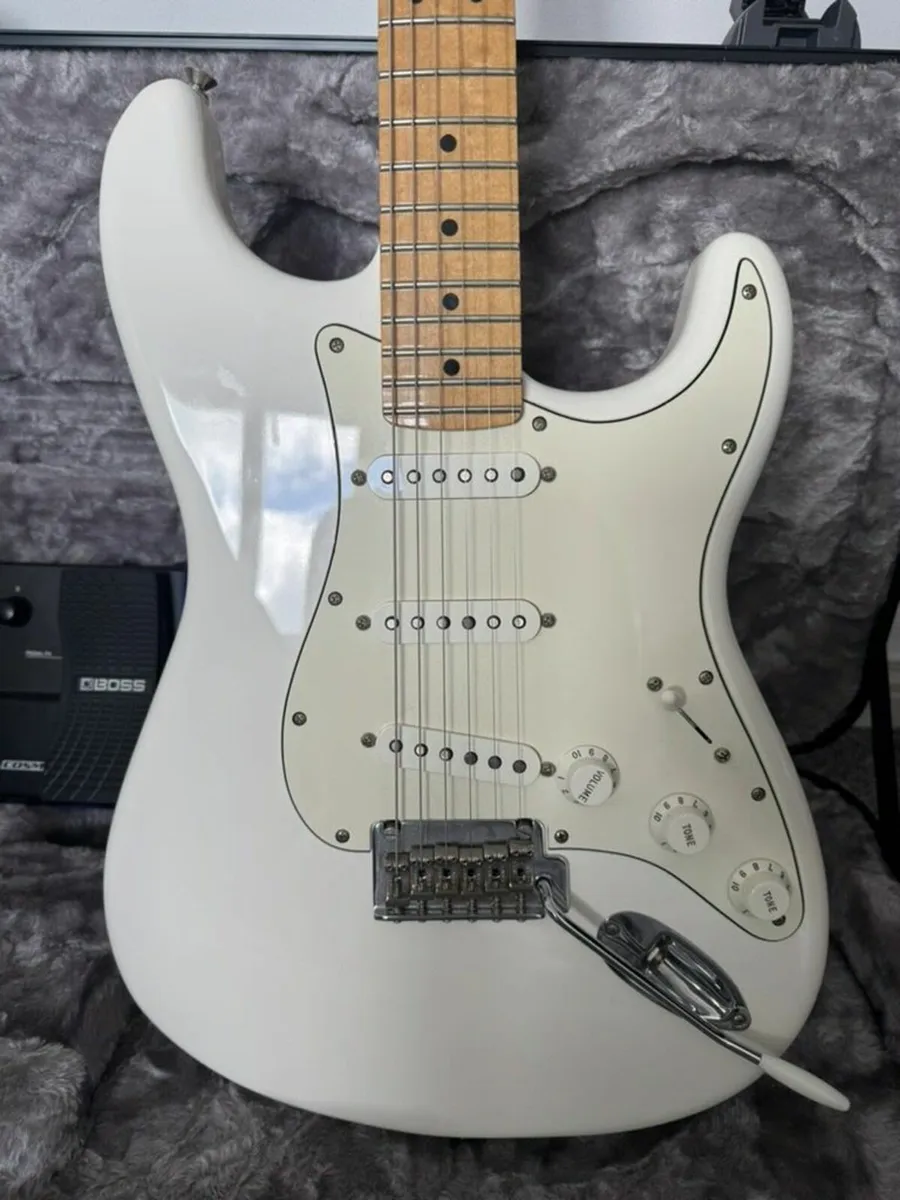 Fender Player Stratocaster SSS + Hard Case - Image 2