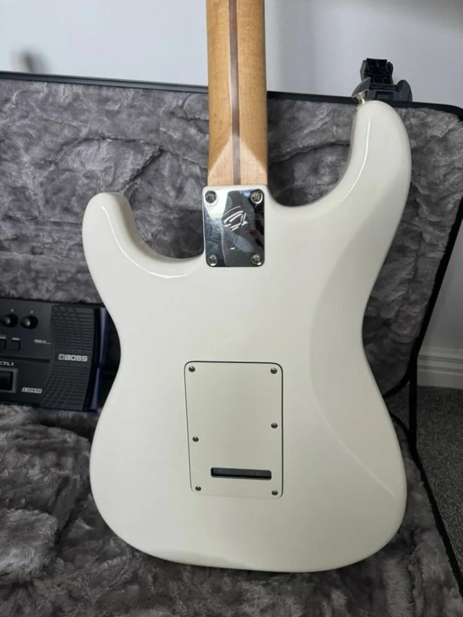 Fender Player Stratocaster SSS + Hard Case - Image 3