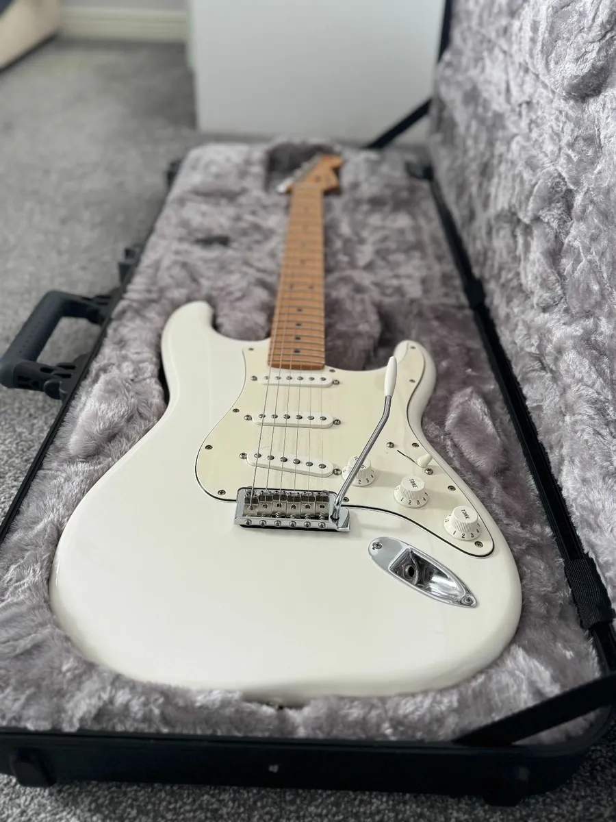 Fender Player Stratocaster SSS + Hard Case - Image 4