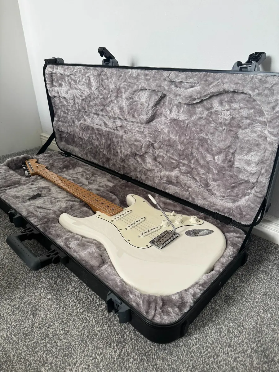 Fender Player Stratocaster SSS + Hard Case - Image 1