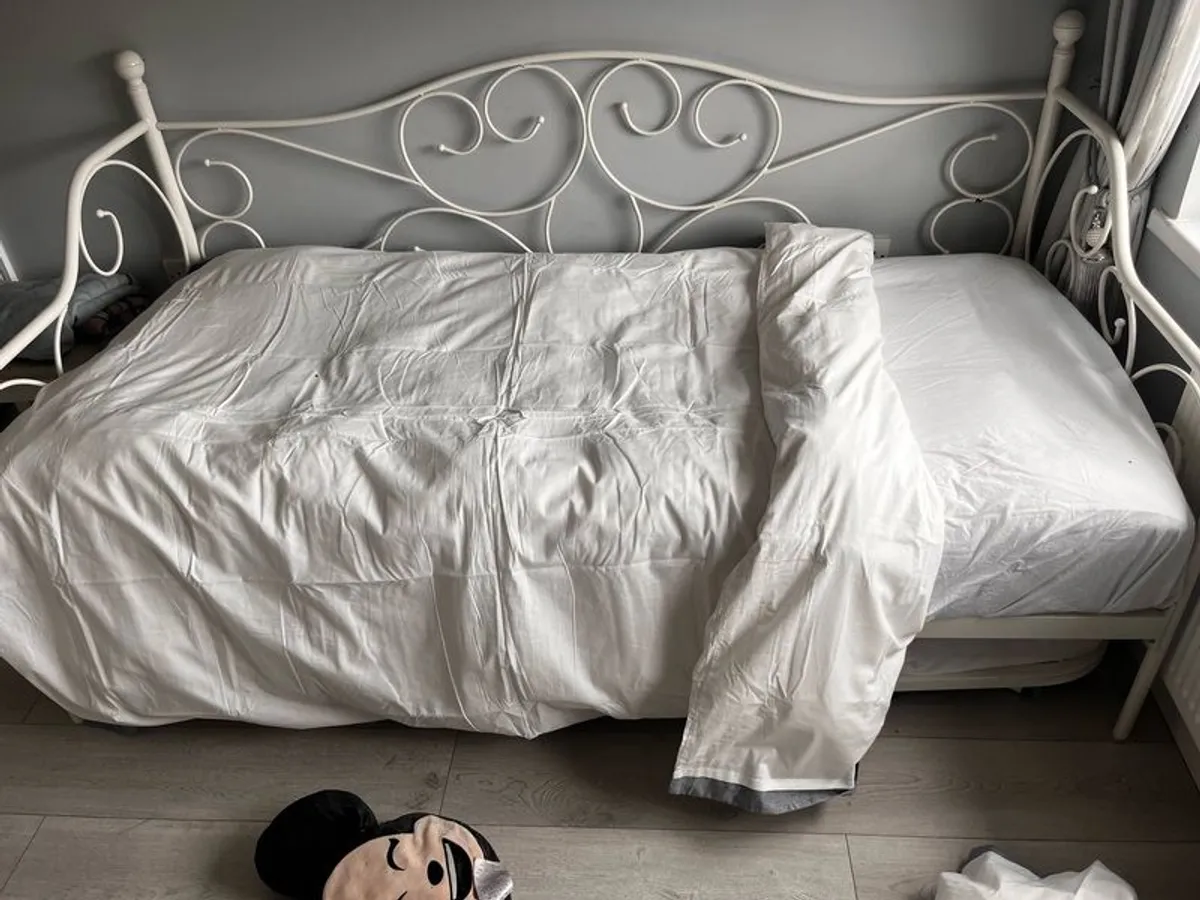Day bed with 1 matteress - Image 1