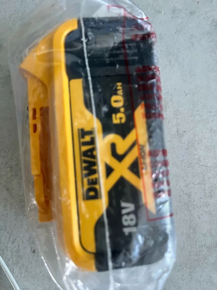 New DeWalt battery - Image 4