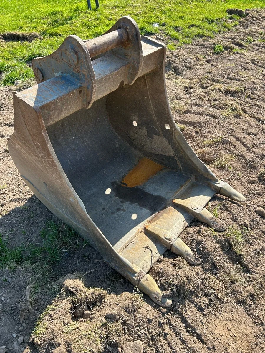 13 tonne Digger buckets - Image 1