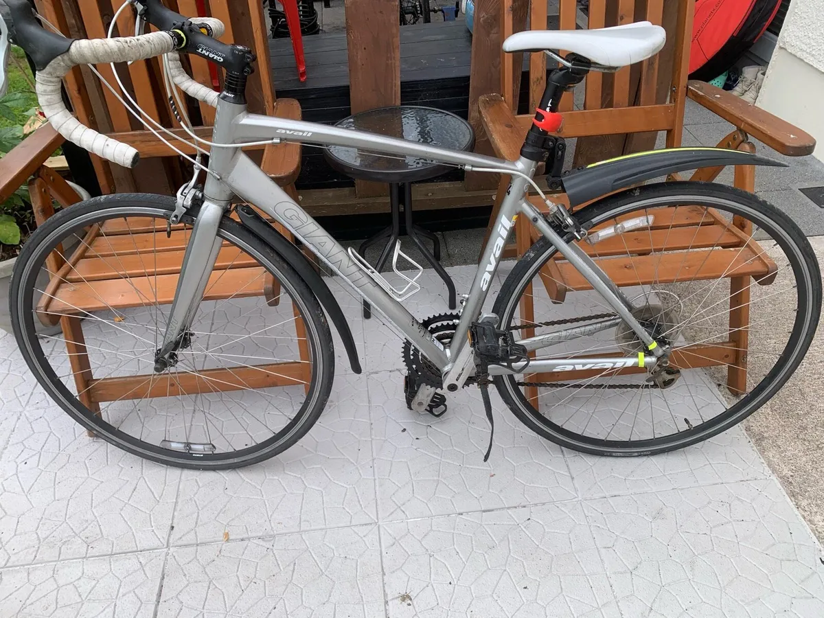 Giant Avail 4 M size 700x25c wheels 8x3 speed - Image 4