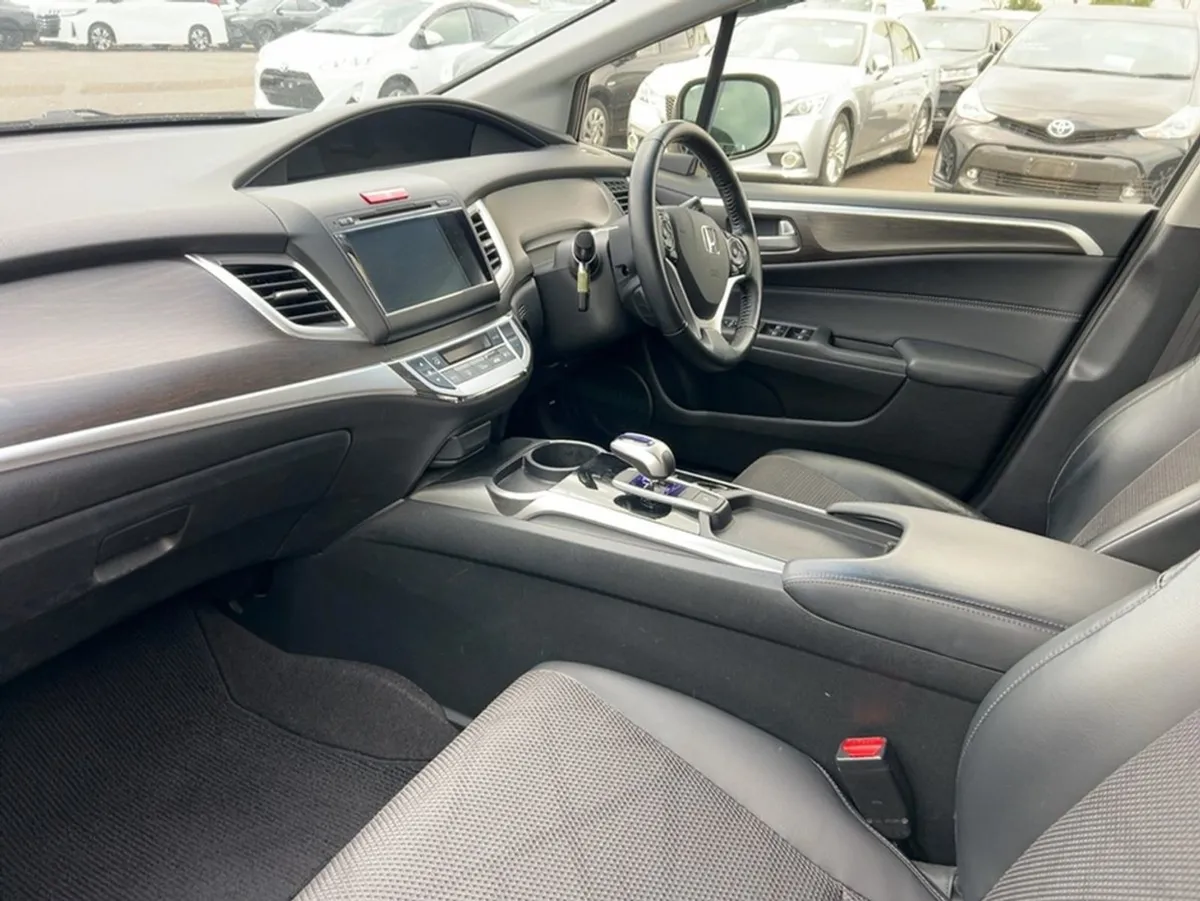 Honda Jade 1.5 Hybrid - Automatic 6 Seater - Image 3