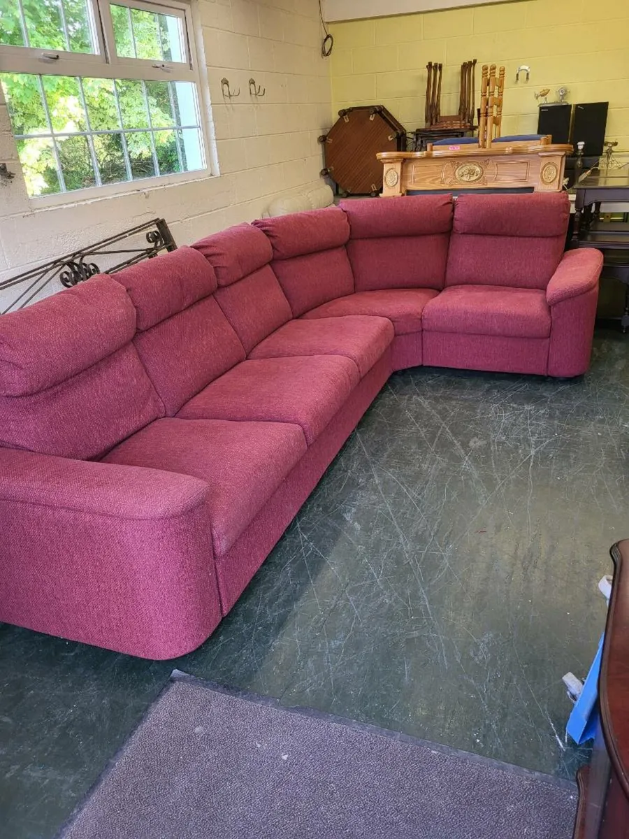 Lovely Big comfortable corner suite - Image 1