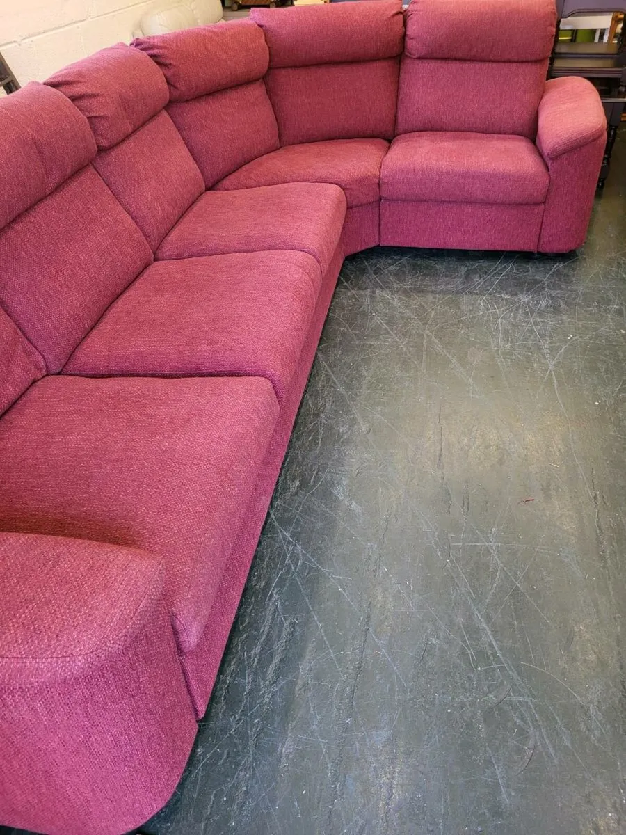 Lovely Big comfortable corner suite - Image 2