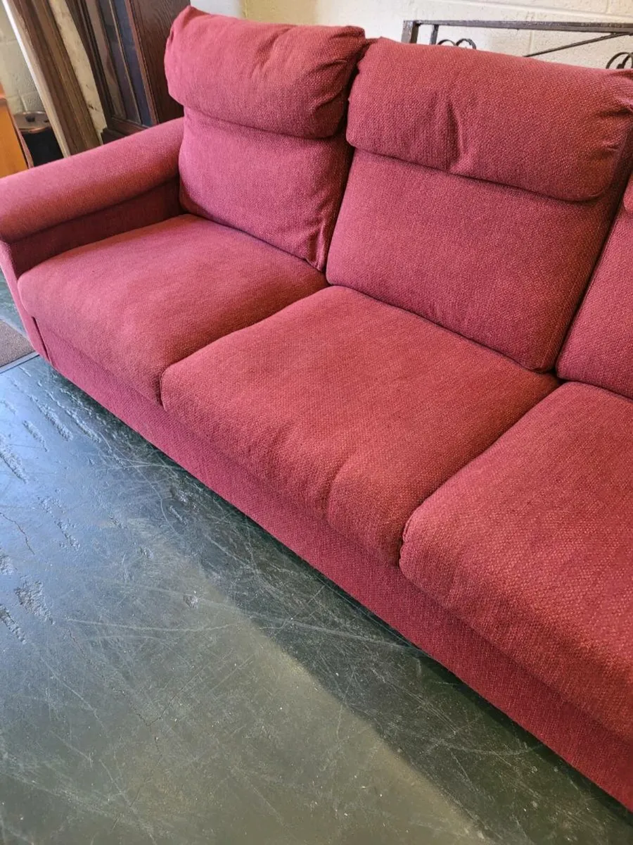 Lovely Big comfortable corner suite - Image 3