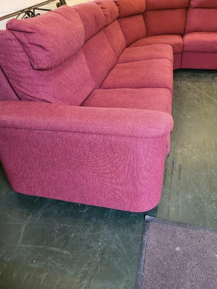 Lovely Big comfortable corner suite - Image 4
