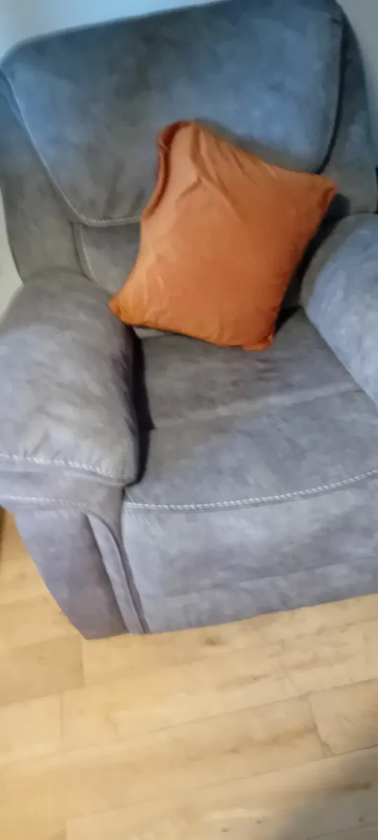 2 + 2 seater recliner perfect condition also match - Image 3