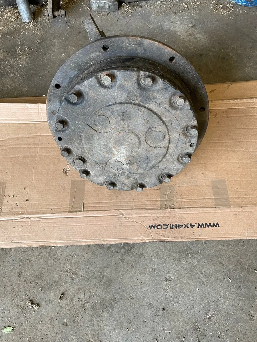 New Holland 60 series hubs - Image 1