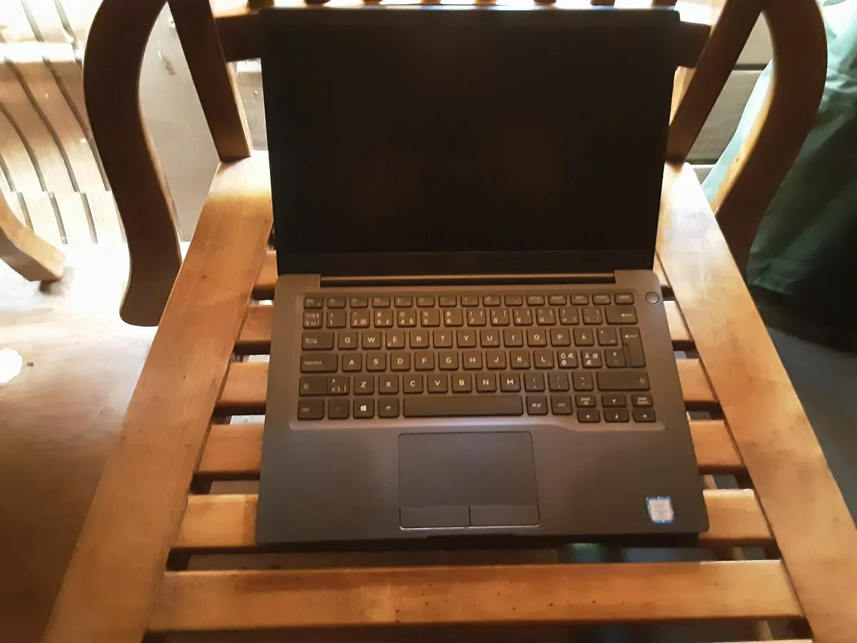 Dell Latitude 7400 - Image 1
