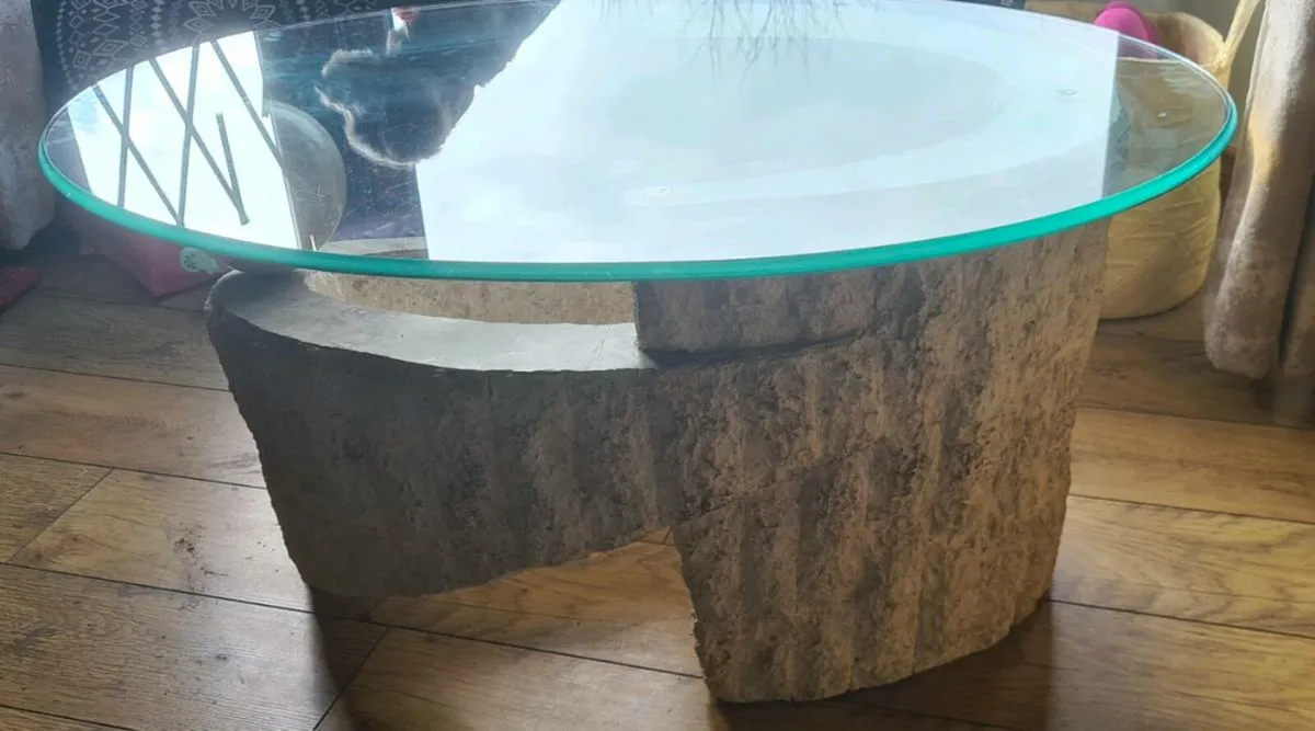 Stone table - Image 1