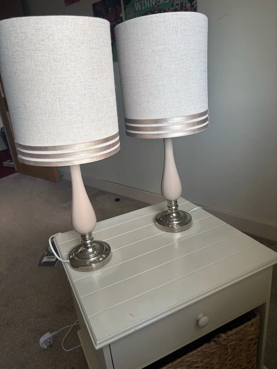 Two matching lamp shades - Image 1