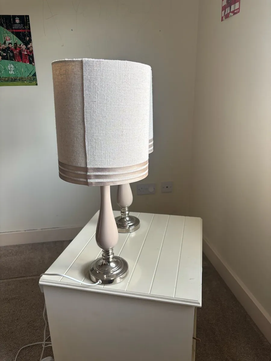 Two matching lamp shades - Image 2