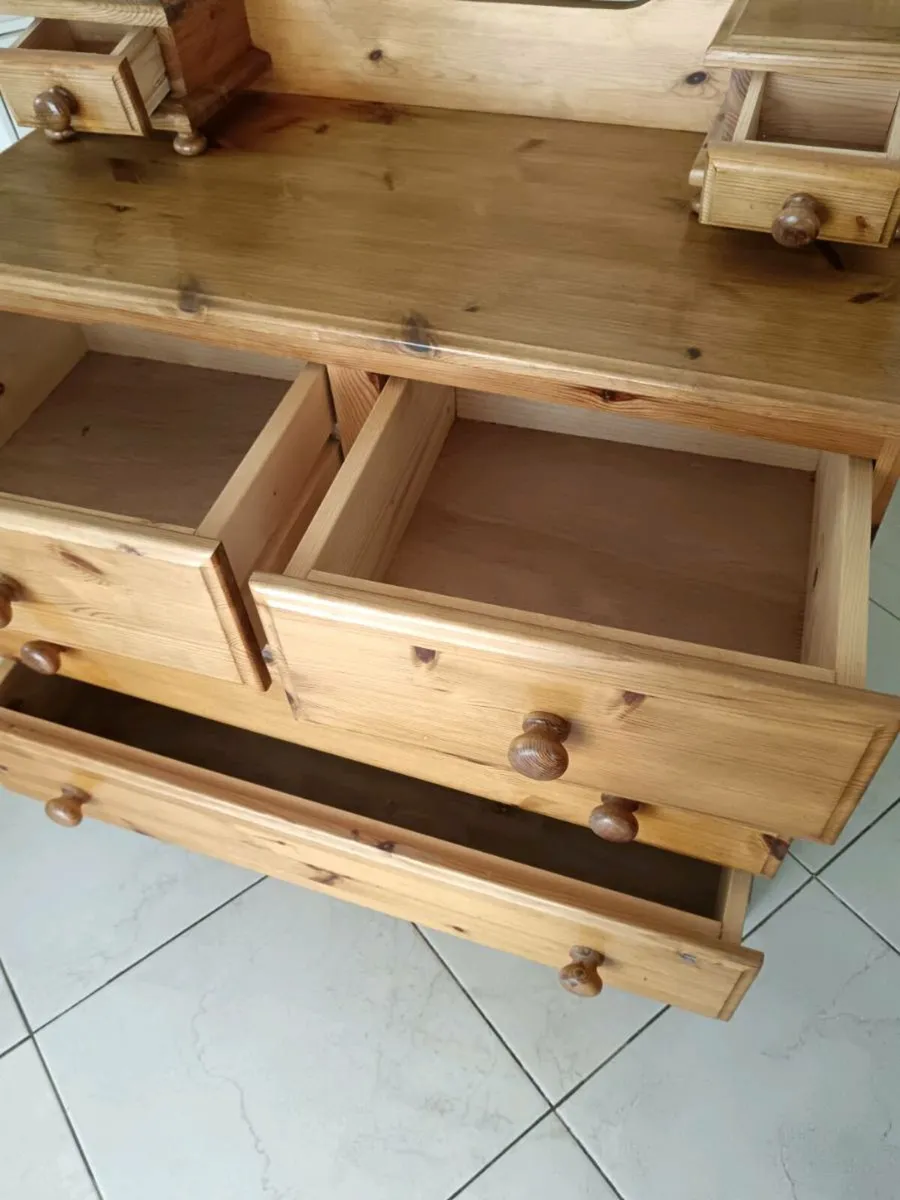 Chest of drawers with a mirror - Image 1
